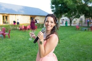 Ambiance détendue et festive pendant le cocktail de mariage sous la halle en bois de la Bergerie.