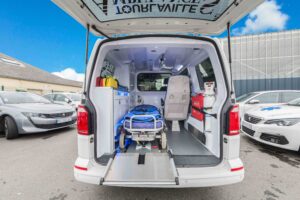 Intérieur équipé d'une ambulance moderne pour la valorisation d'une société de transport sanitaire.