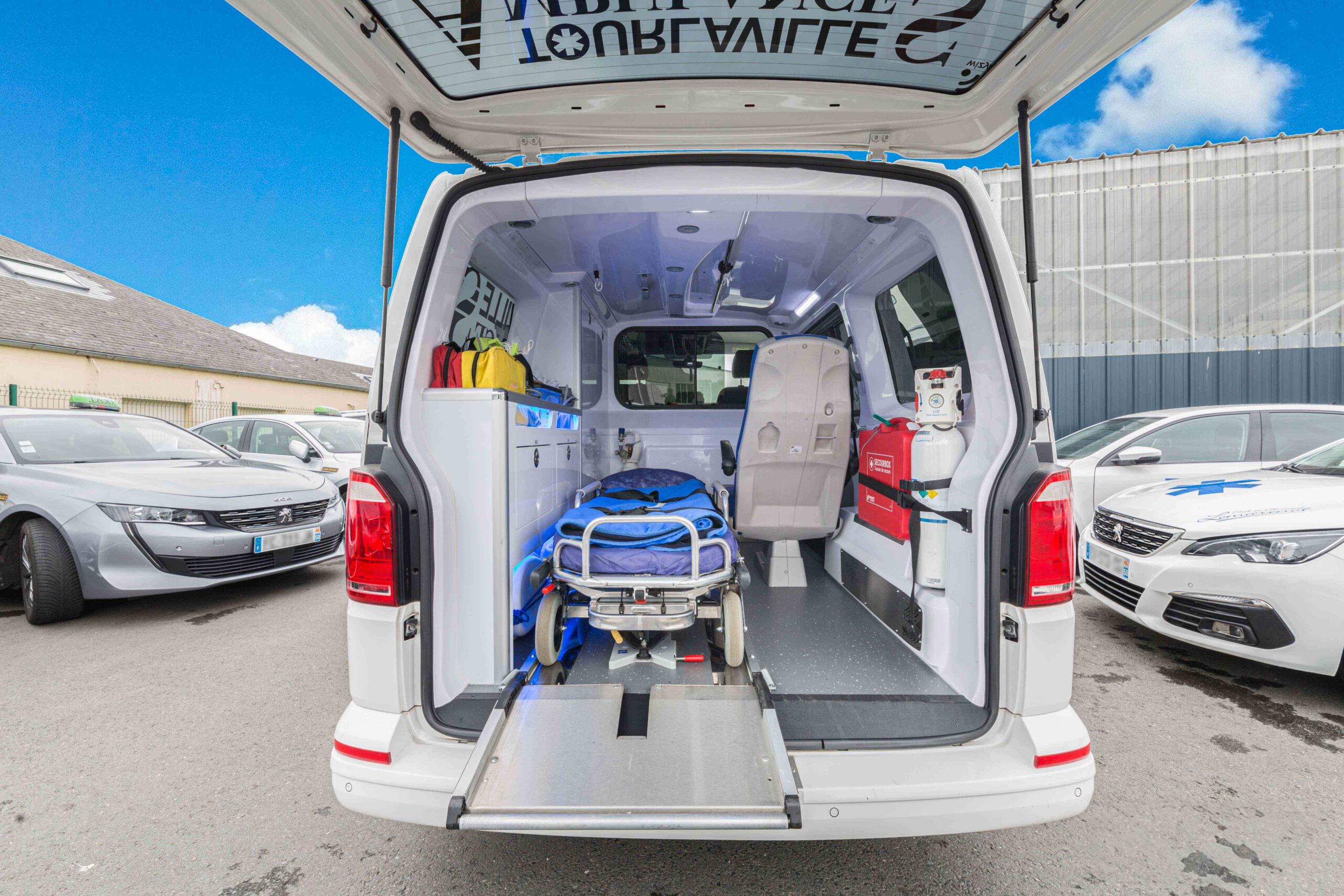 Intérieur équipé d'une ambulance moderne pour la valorisation d'une société de transport sanitaire.