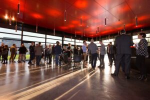 Ambiance cocktail et networking lors d'une soirée d'entreprise au Havre.