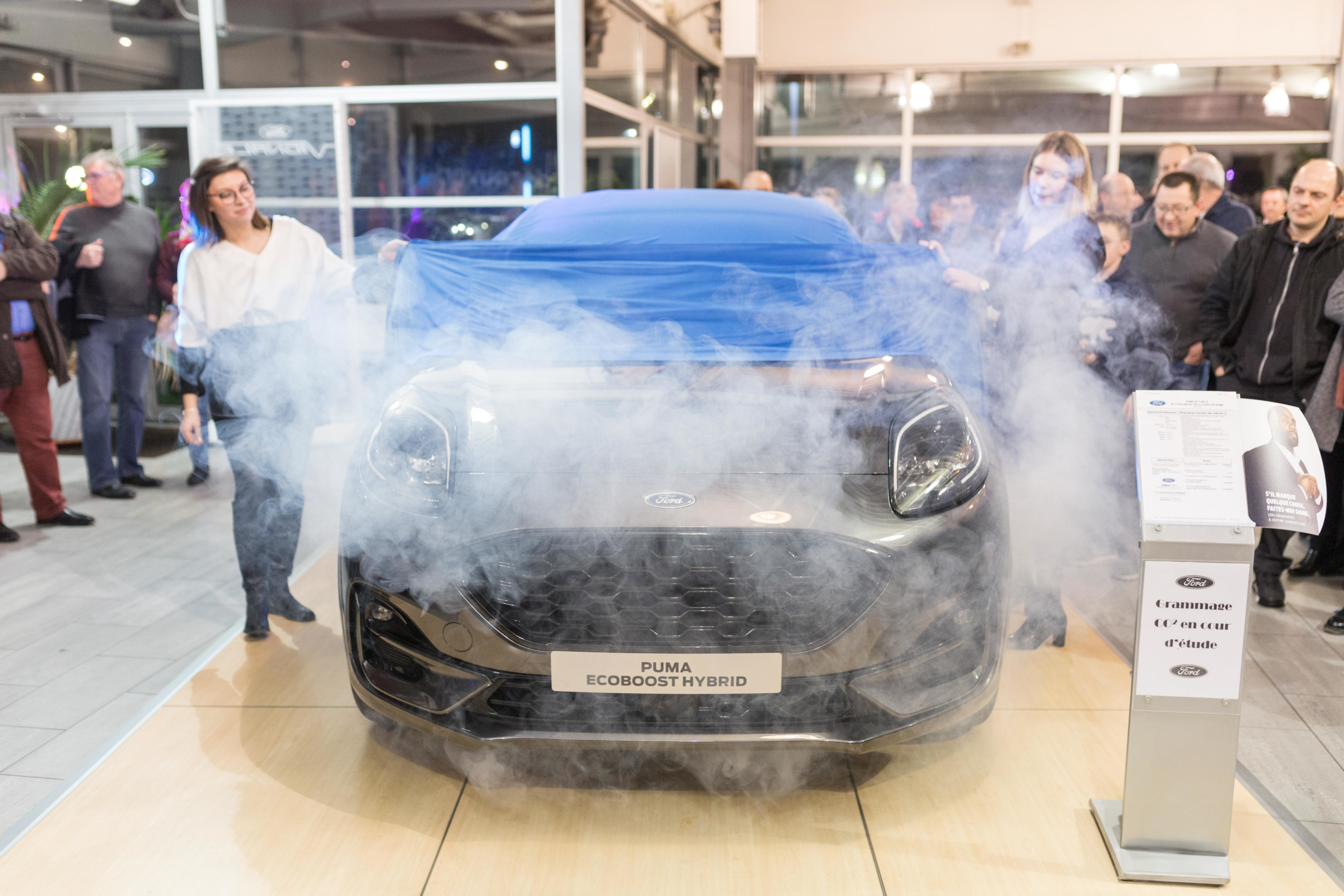 Lancement d'un nouveau véhicule avec effets de fumée dans une concession automobile à Lisieux.