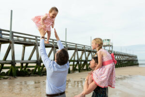 Séance photo dynamique et joyeuse d'une famille sur au bord de la mer près de Honfleur.