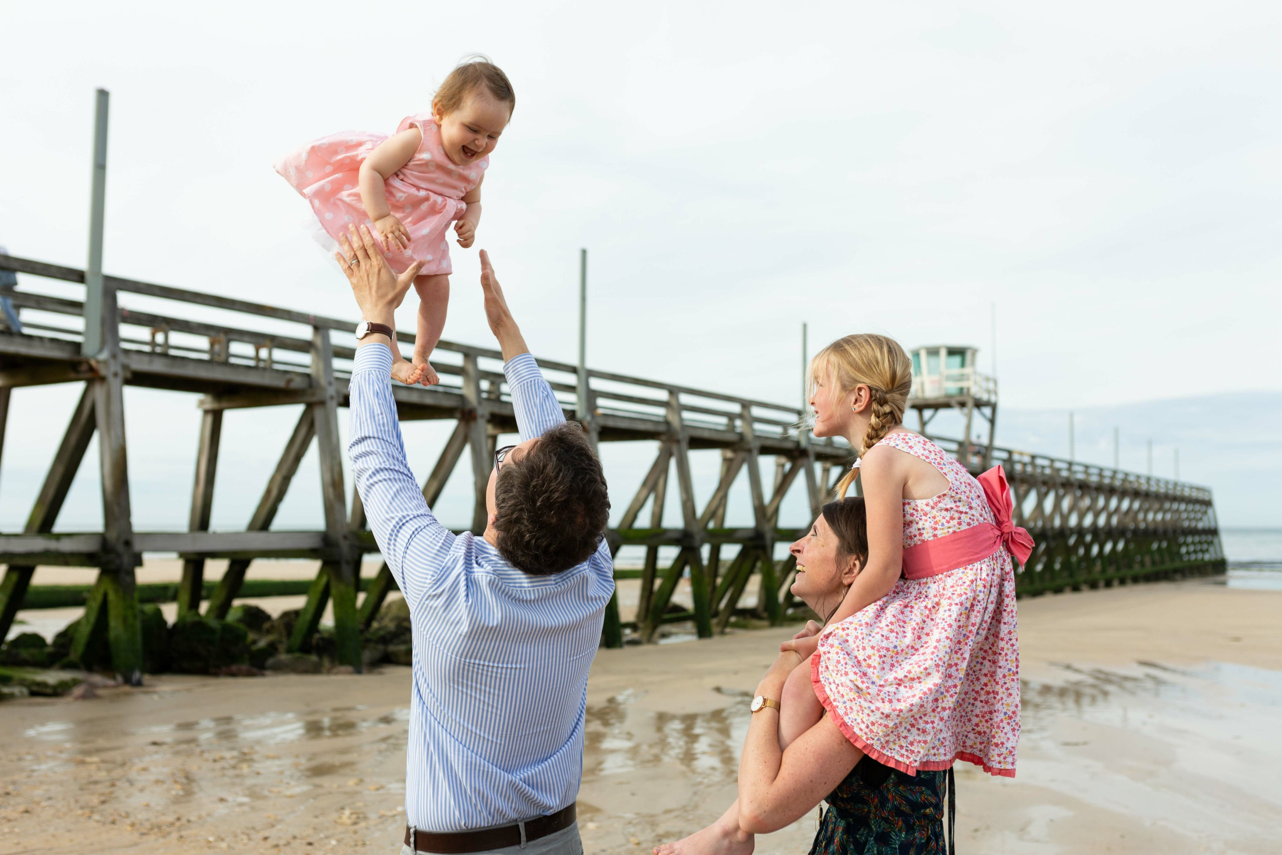 Séance photo dynamique et joyeuse d'une famille sur au bord de la mer près de Honfleur.