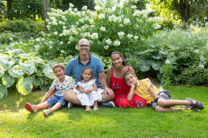 Sourires et détente pour ce beau portrait de famille recomposée assise dans l'herbe en Normandie.