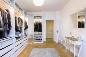 Dressing sur mesure rétroéclairé dans une suite parentale de standing.