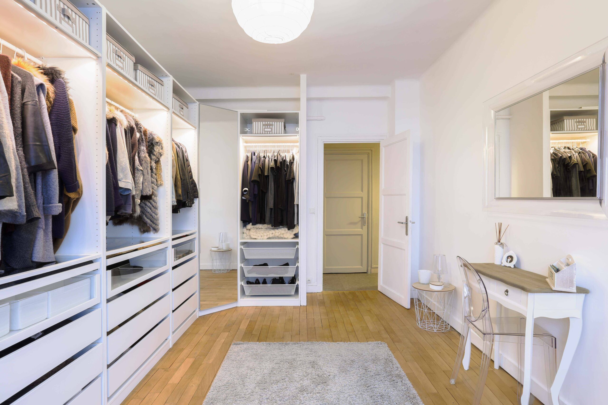 Dressing sur mesure rétroéclairé dans une suite parentale de standing.
