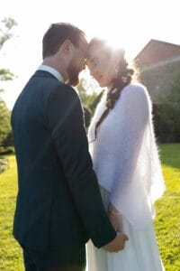 Portrait romantique des mariés s'enlaçant au soleil couchant près de Honfleur.