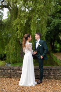 Séance photo de couple romantique sous un saule pleureur au soleil couchant en Normandie.