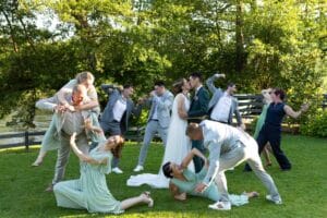 Mise en scène fun et décalée avec le cortège de mariage photographiée par M2 Photographie