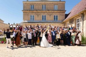 Sortie triomphale des mariés sous les acclamations de leurs invités à la mairie