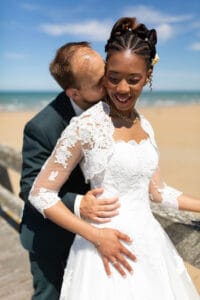 Portrait de la mariée au vent sur la plage de Trouville