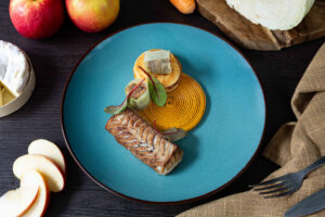 Création d'un chef : filet de poisson rôti, purée onctueuse et fines herbes en Normandie.