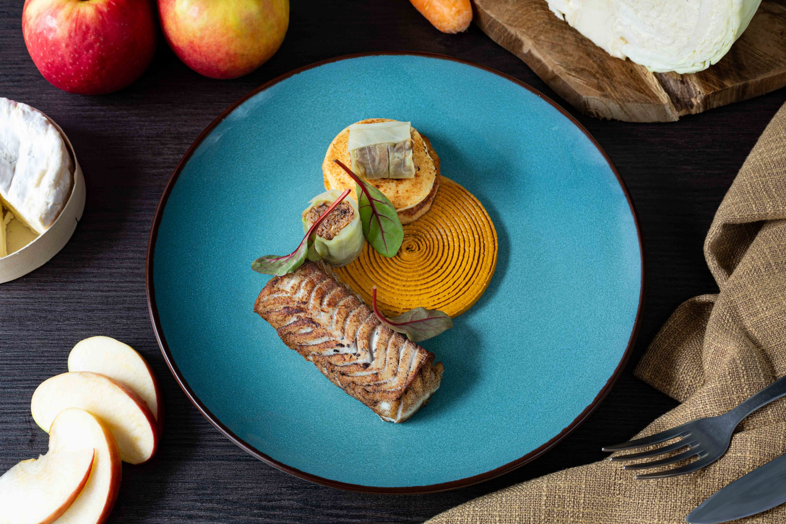 Création d'un chef : filet de poisson rôti, purée onctueuse et fines herbes en Normandie.