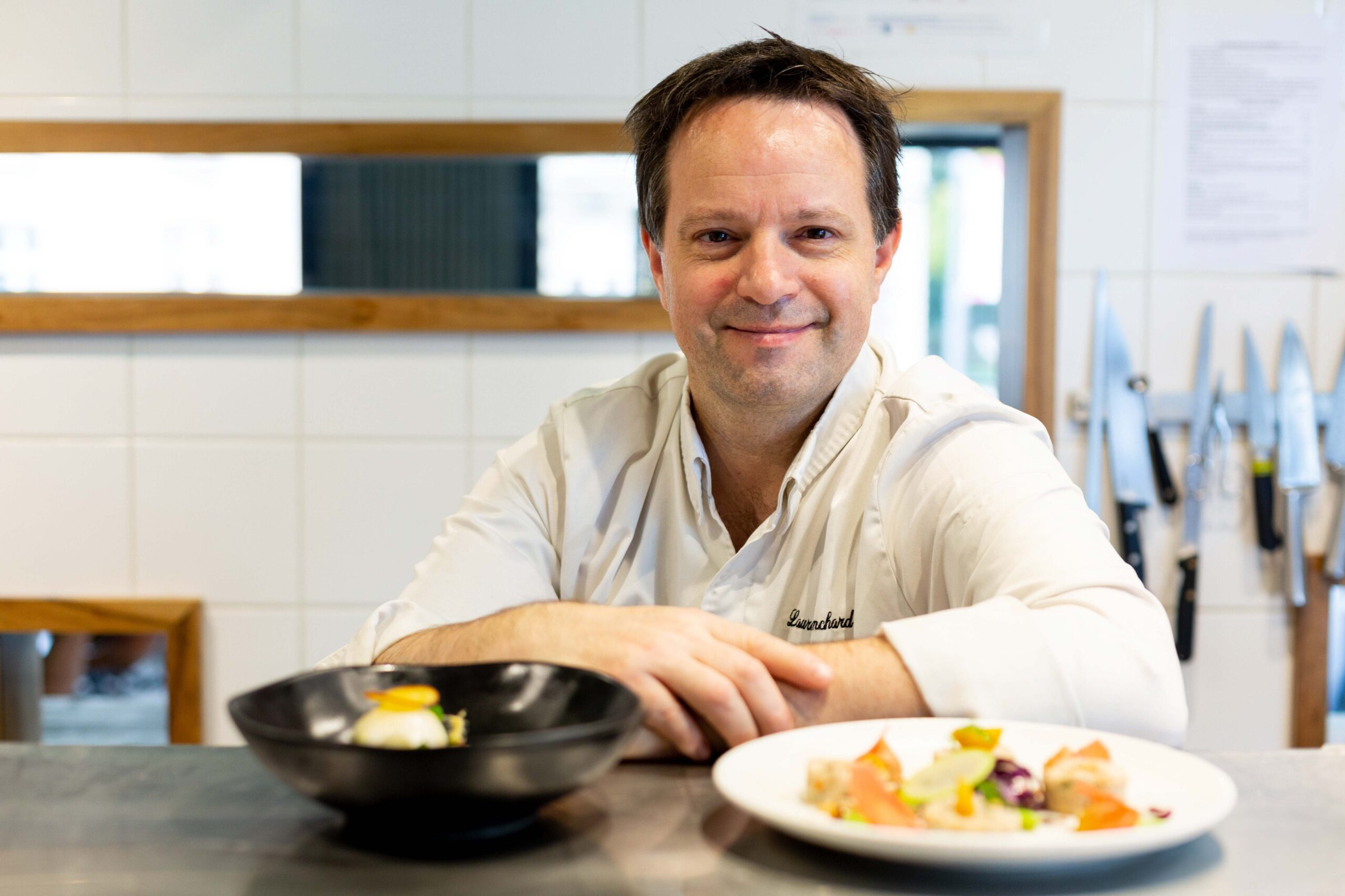 Chef cuisinier présentant son plat lors d'un reportage métier en Normandie.