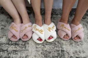 La mariée et ses demoiselles d'honneur portent des chaussons personnalisés pendant les préparatifs.