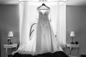 robe de mariée suspendue
