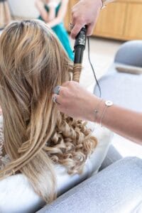 Préparatifs de la mariée et coiffure de mariage au Moulin de Bully, près de Caen.