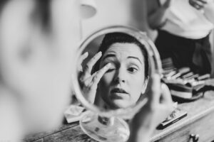 La future mariée se regarde dans un miroir ancien pendant ses préparatifs de mariage au Havre.