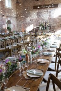 Grande salle de réception La Minoterie au Moulin de Bully avec guirlandes guinguettes.