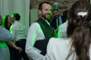 Photo insolite d'un invité dansant avec son bébé en porte-bébé pendant la soirée de mariage.