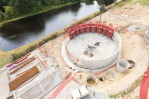 Vue aérienne d'un chantier de génie civil et pose de fondations circulaires.