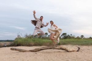 Les jeunes mariés sautent de joie sur la plage près de Deauville, photographiés par M2 Photographie.
