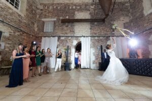La mariée lance son bouquet dans la salle, photographié par M2 Photographie
