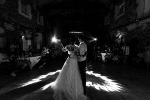 Les mariés invitent les invités à les rejoindre sur la piste de danse lors de la soirée de mariage.