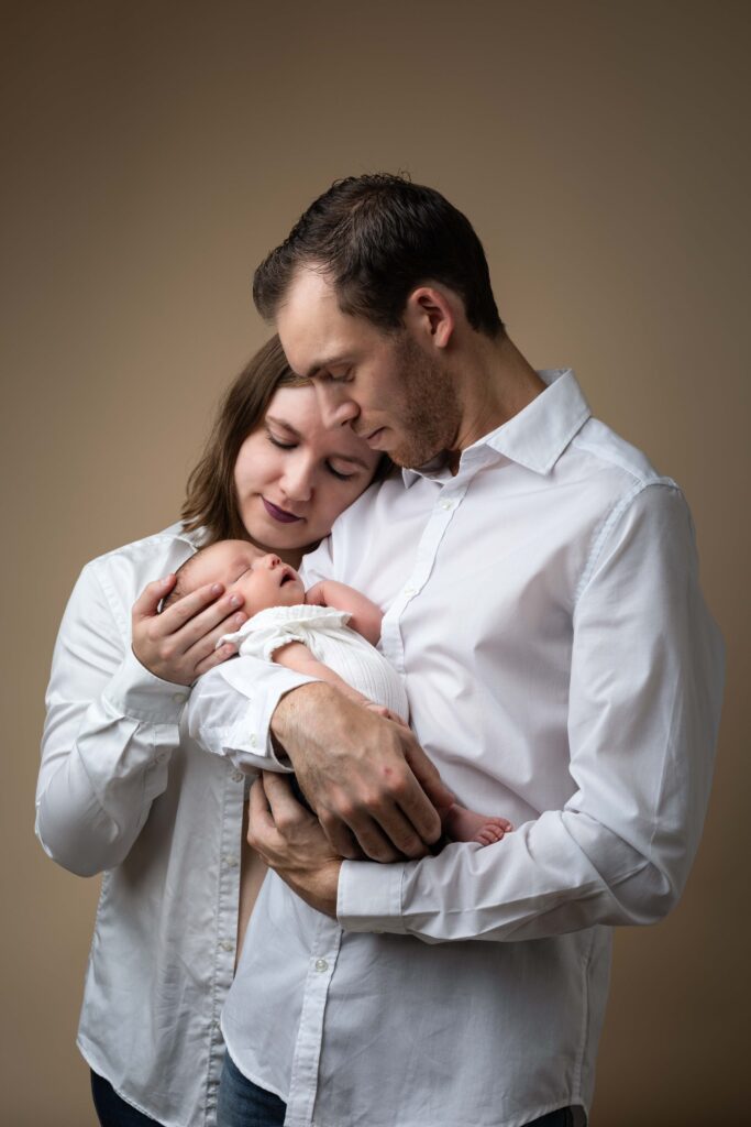 Portrait de famille doux et chaleureux avec un nourrisson, réalisé par votre photographe bébé dans le Calvados.
