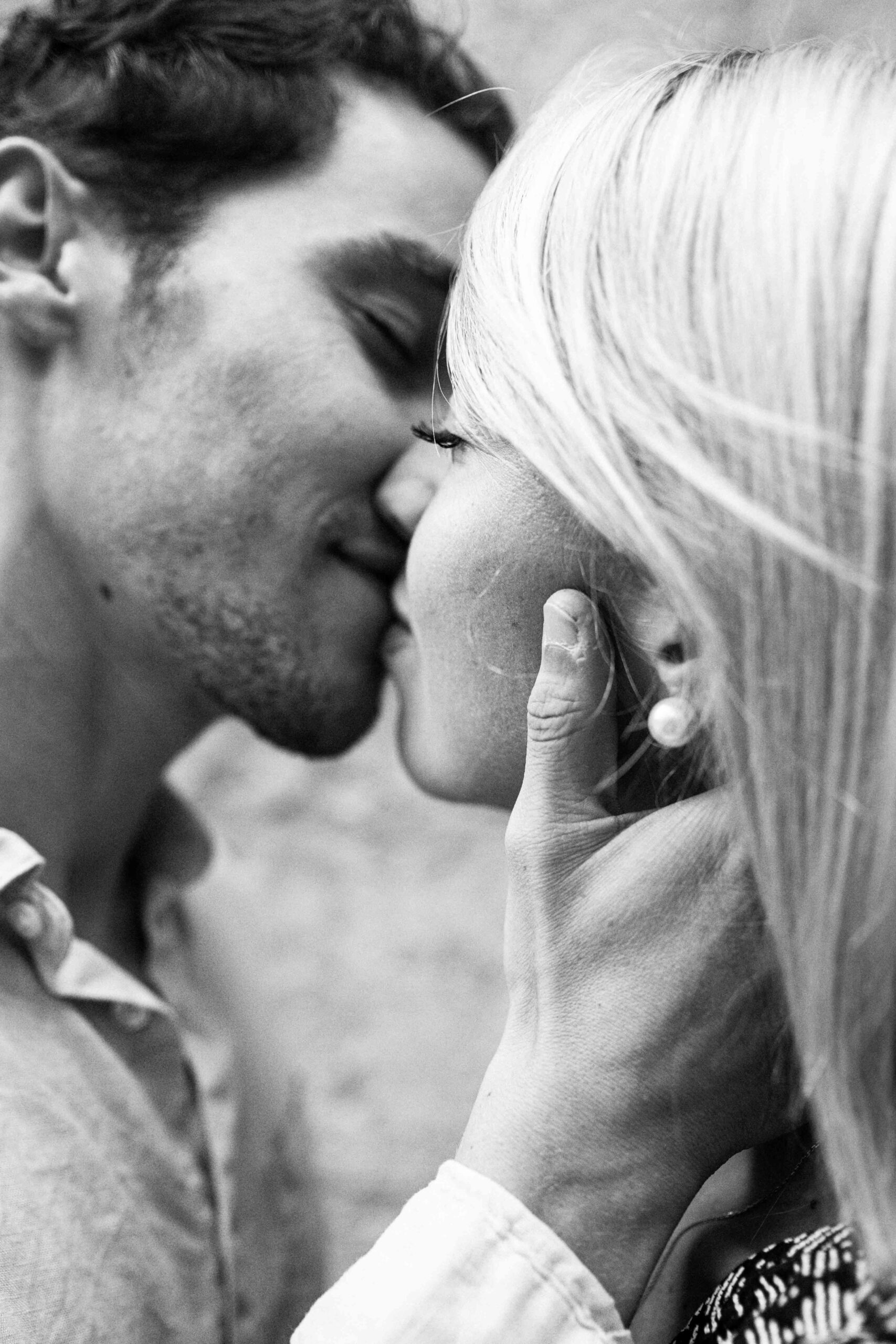 Baiser passionné en noir et blanc capturé par votre photographe de couple à Honfleur.