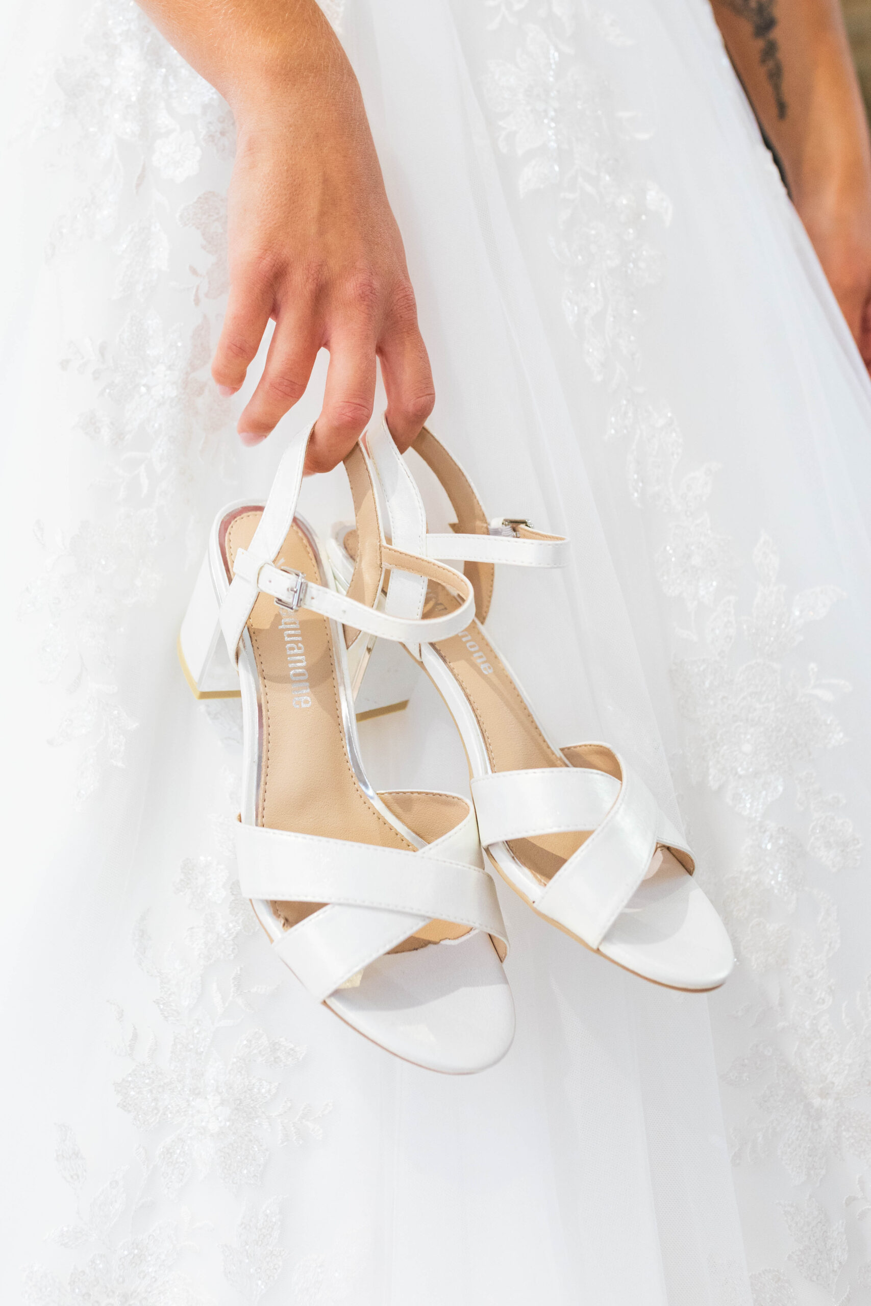Détail des chaussures blanches de la future mariée, reportage photo des préparatifs dans le Calvados.