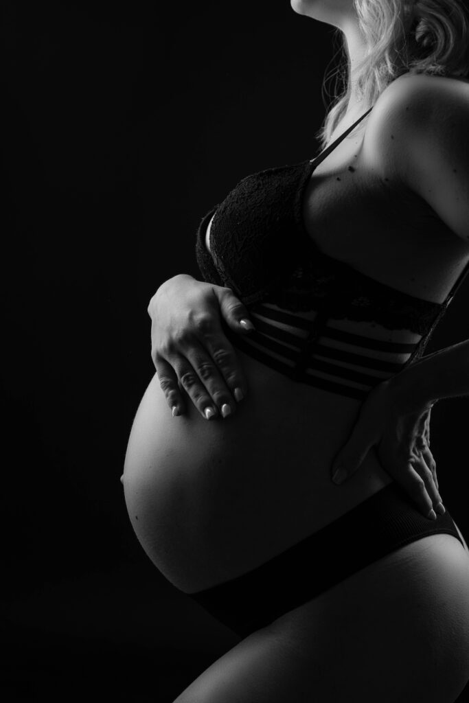 m2-photographie-seance-grossesse-studio-fond-noir-honfleur-2