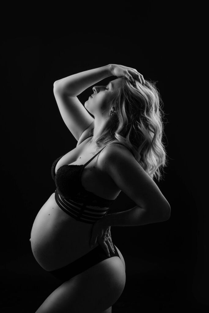 m2-photographie-seance-grossesse-studio-fond-noir-honfleur-6