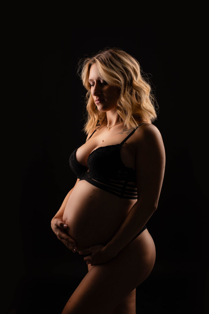 m2-photographie-seance-grossesse-studio-fond-noir-honfleur-7