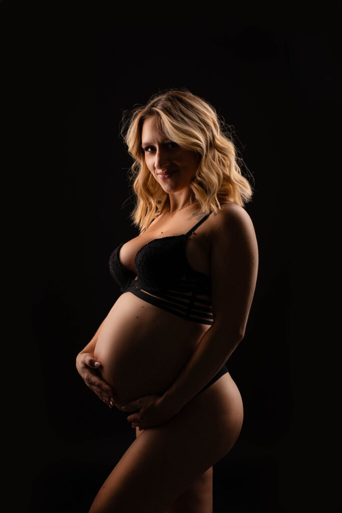m2-photographie-seance-grossesse-studio-fond-noir-honfleur-8