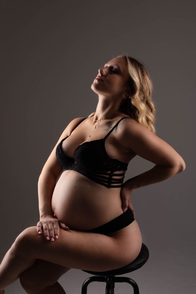 m2-photographie-seance-grossesse-tabouret-lingerie-studio-deauville-calvados-4